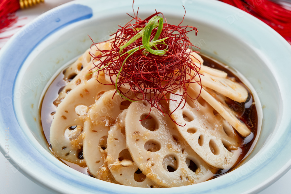 精美瓷餐具装的凉拌藕片图片