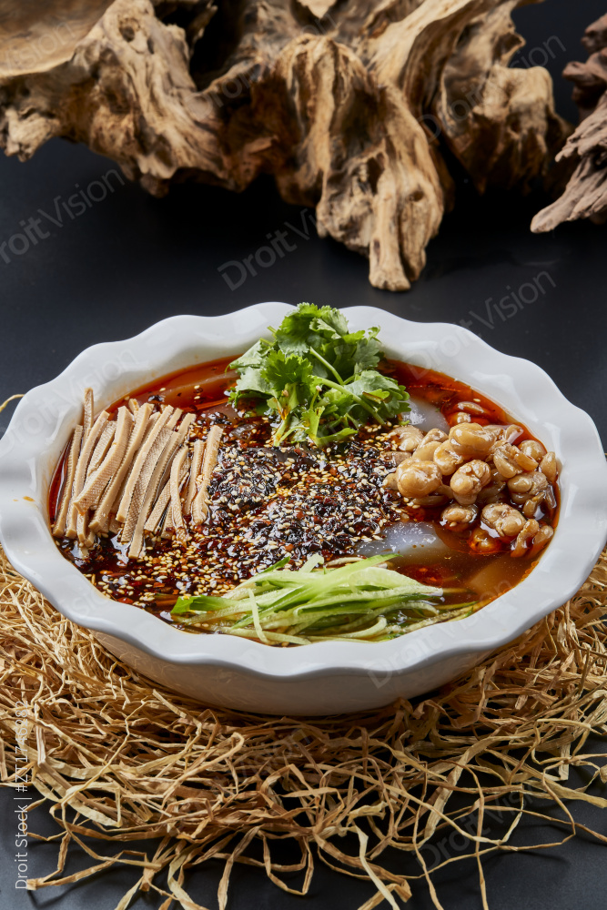 白色瓷盆装的山西大同美食小媳妇儿凉粉儿图片