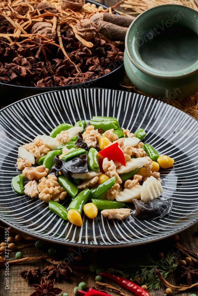 条纹圆盘装的粤式荷塘月色图片