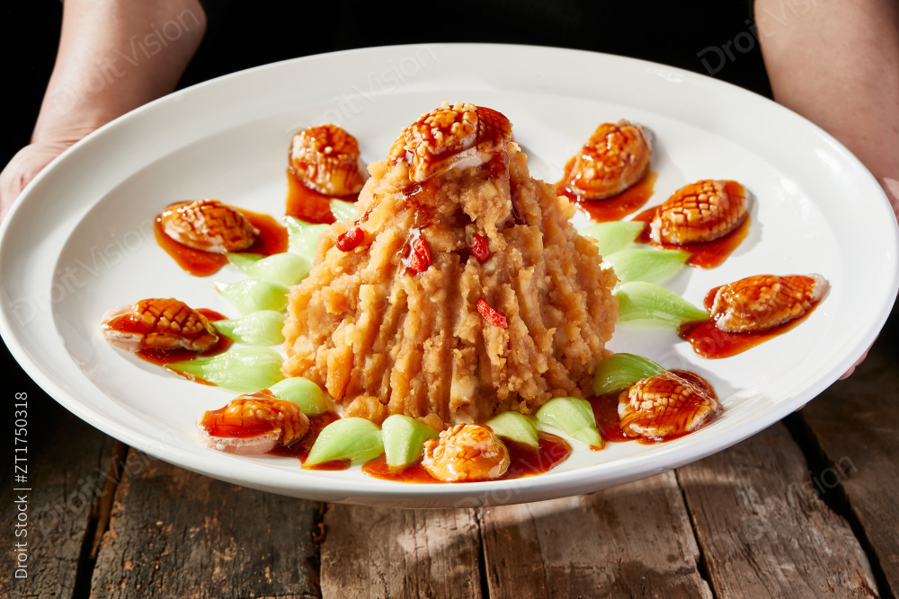 白色圆盘装的土豆焖鲍鱼图片