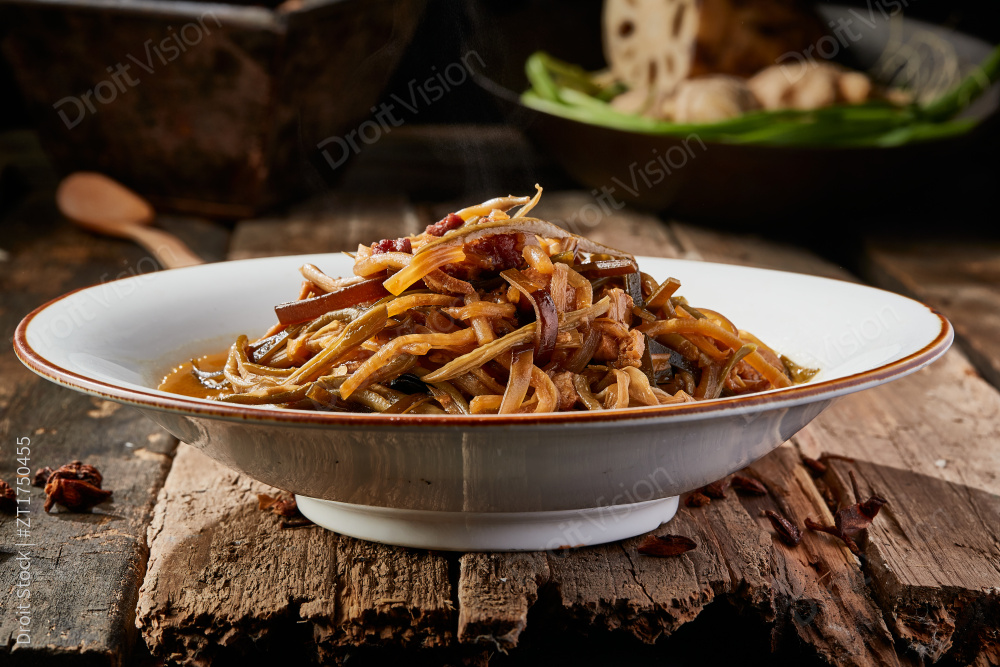 海带豆干黄花菜炖红烧肉图片