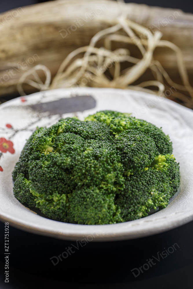 梅花图案瓷盘装的白灼西蓝花图片