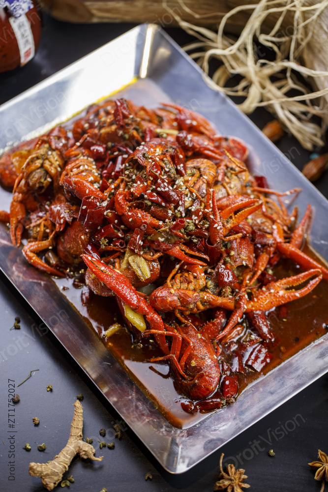 不锈钢铁托盘装的江湖麻辣小龙虾图片