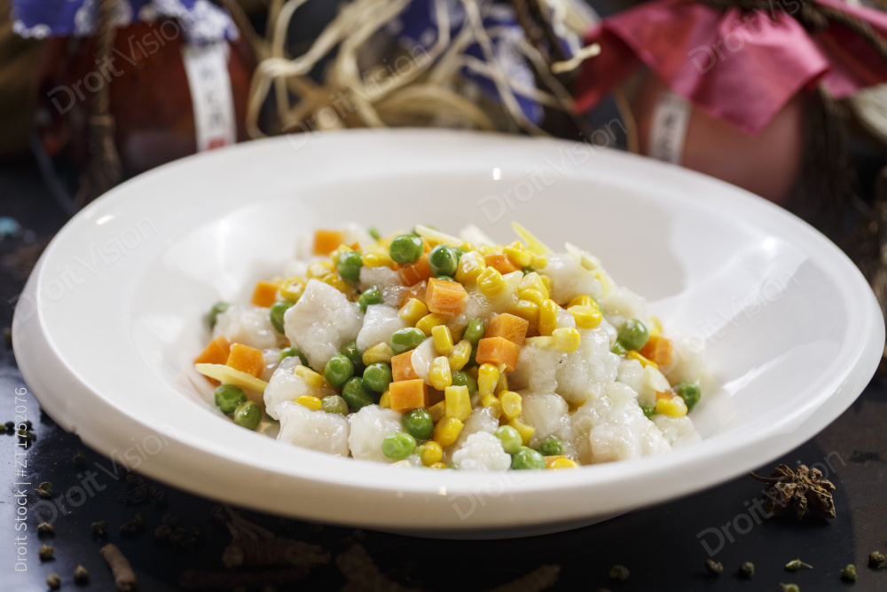 圆形白瓷盘装的鱼米之乡图片