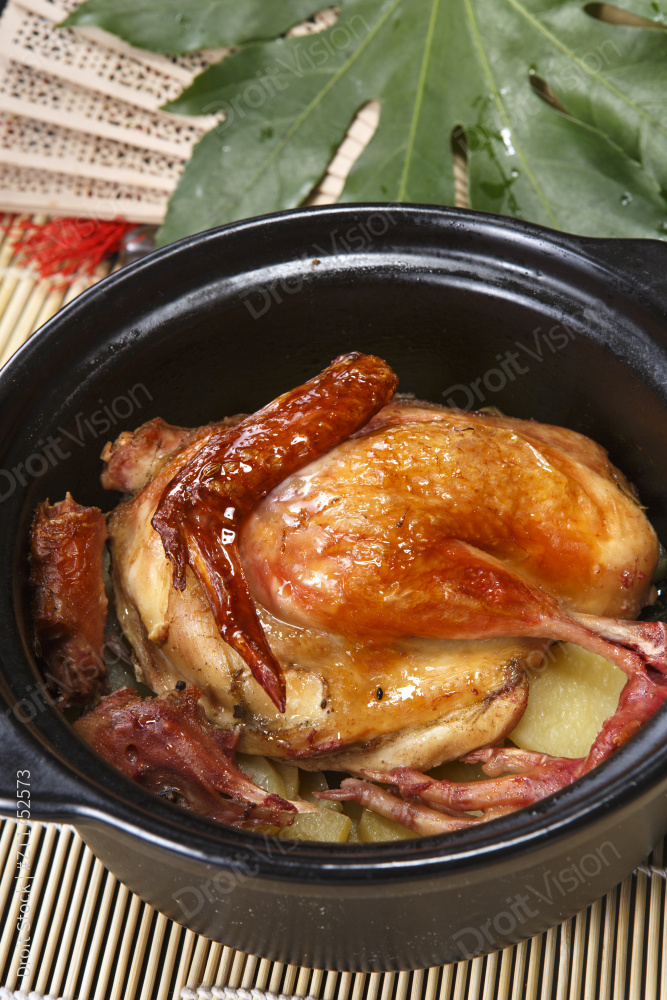 黑色砂锅装的煲仔鸡图片