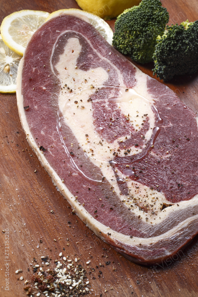 木质砧板上的安格斯牛前胸肉图片