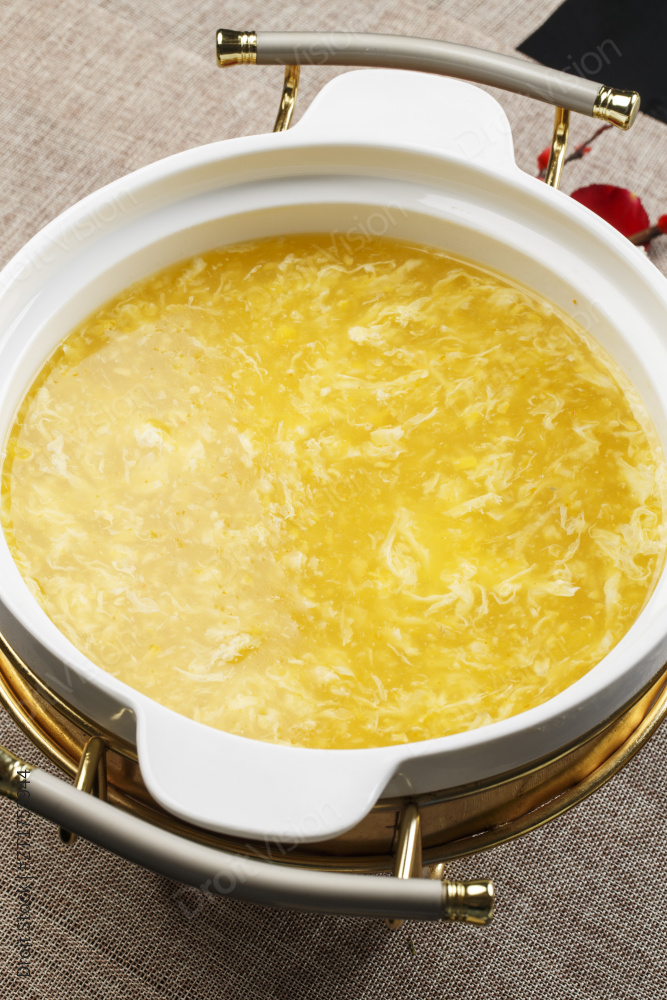 白色瓷盆装的黄金鸡蛋玉米羹图片