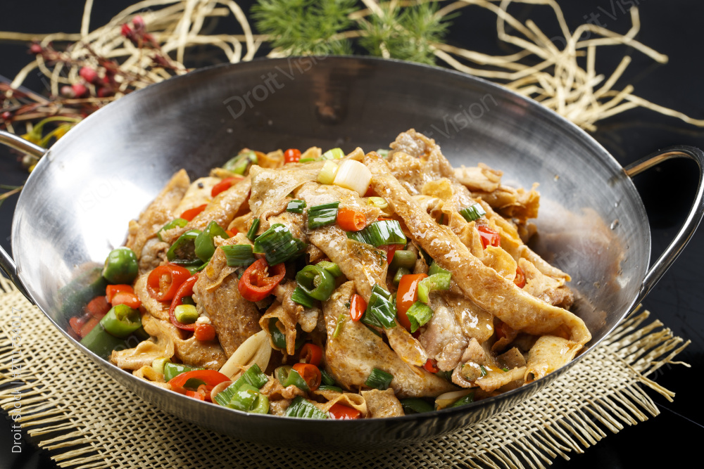 铁锅装的锅仔豆腐烧鸭肠图片