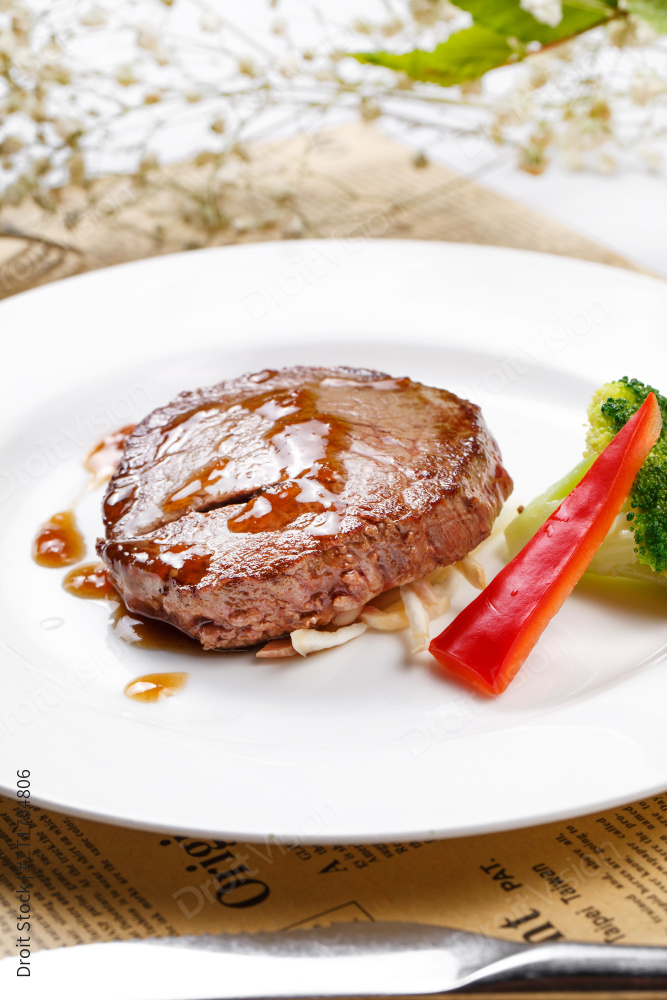 法式煎菲力牛排摆放在英文包装纸上图片