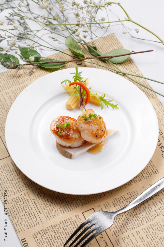 大带子瑶柱摆放在英文包装纸上图片