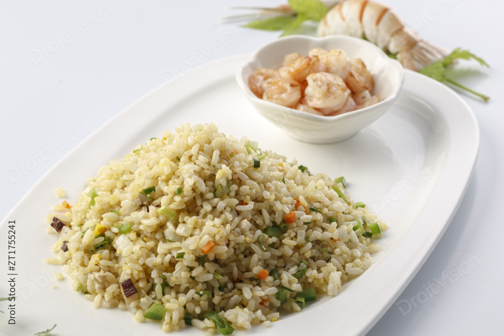 精美餐具装的法式铁板什锦炒饭图片