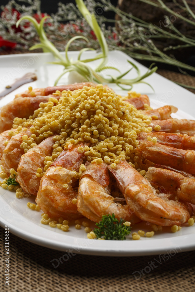 米色砂锅装的鸡汤豆腐煲图片