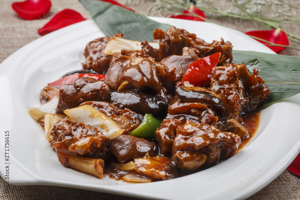 白色圆形瓷盘装的红烧香菇炖猪手猪蹄图片