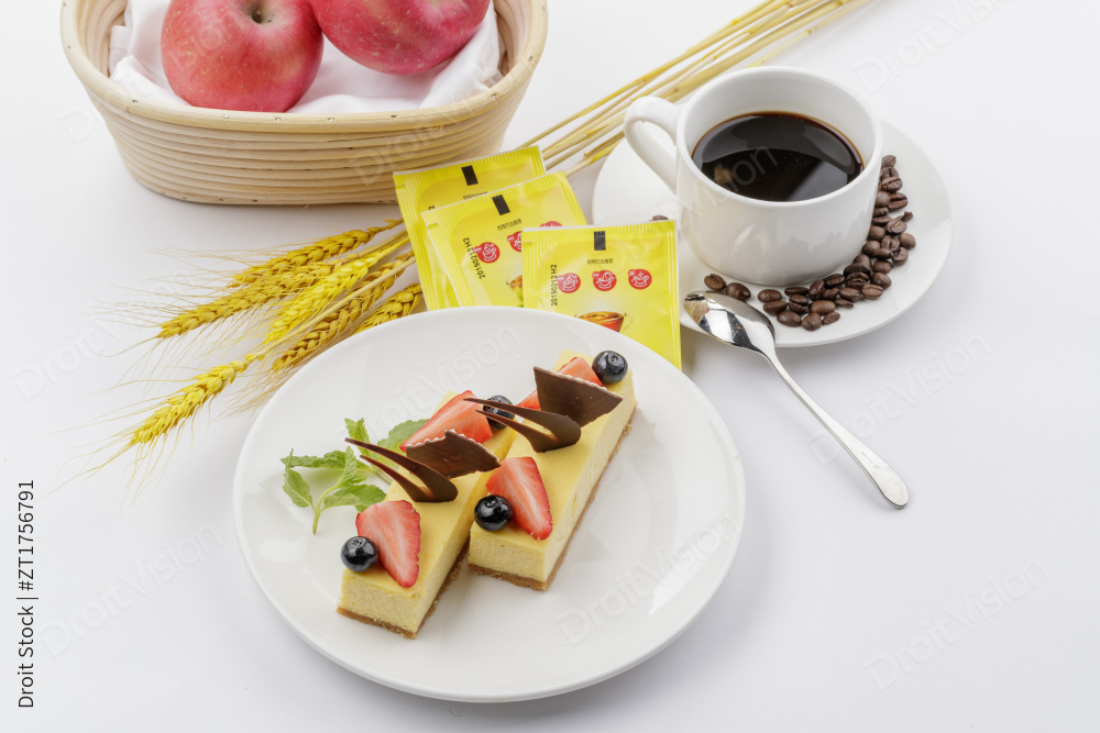 奶油巧克力撒粉慕斯蛋糕摆放在白色背景上图片