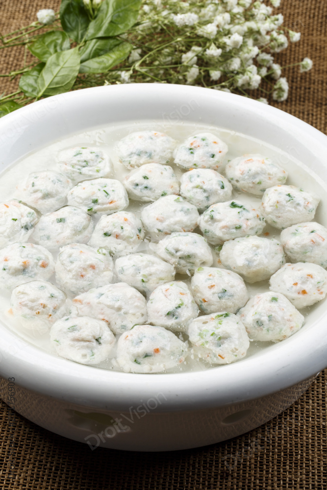 白色瓷盘装的燕麦片干炸小酥肉图片