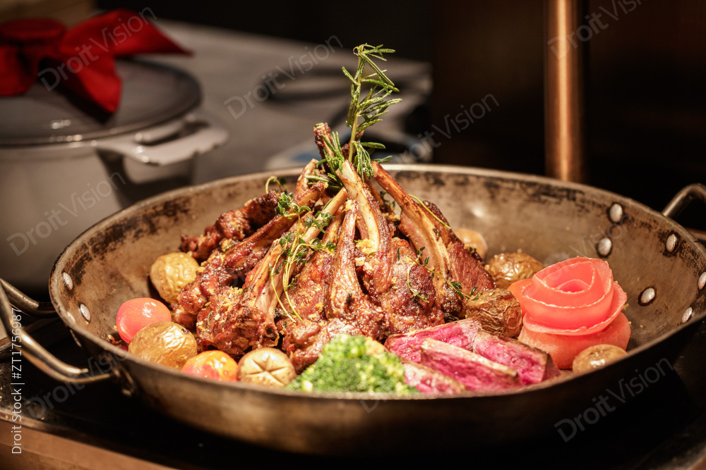 星级酒店高档自助餐料理餐台图片