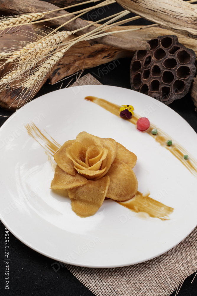 白色瓷盘装的制作精美的腌萝卜牡丹花图片