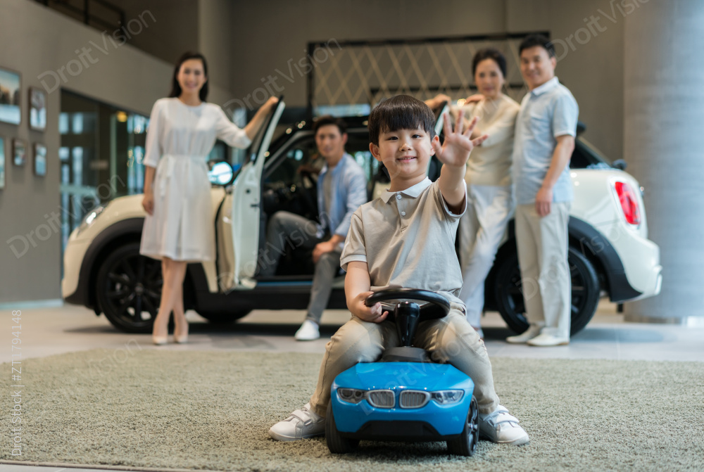 一家人选购汽车图片