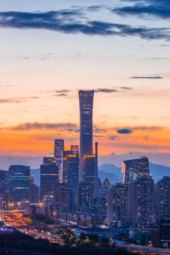 夕阳下的国贸CBD中央商务区中国尊图片