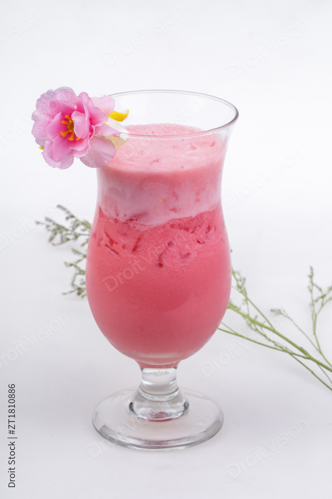 樱花雨草莓冰沙图片