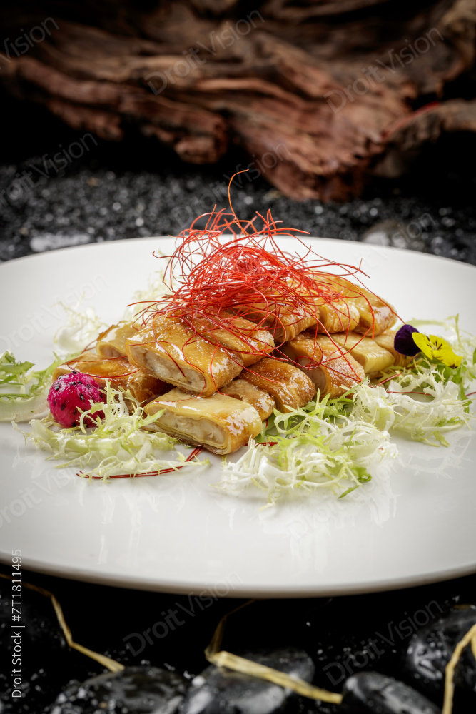 白色圆盘装的素烧肥肠图片