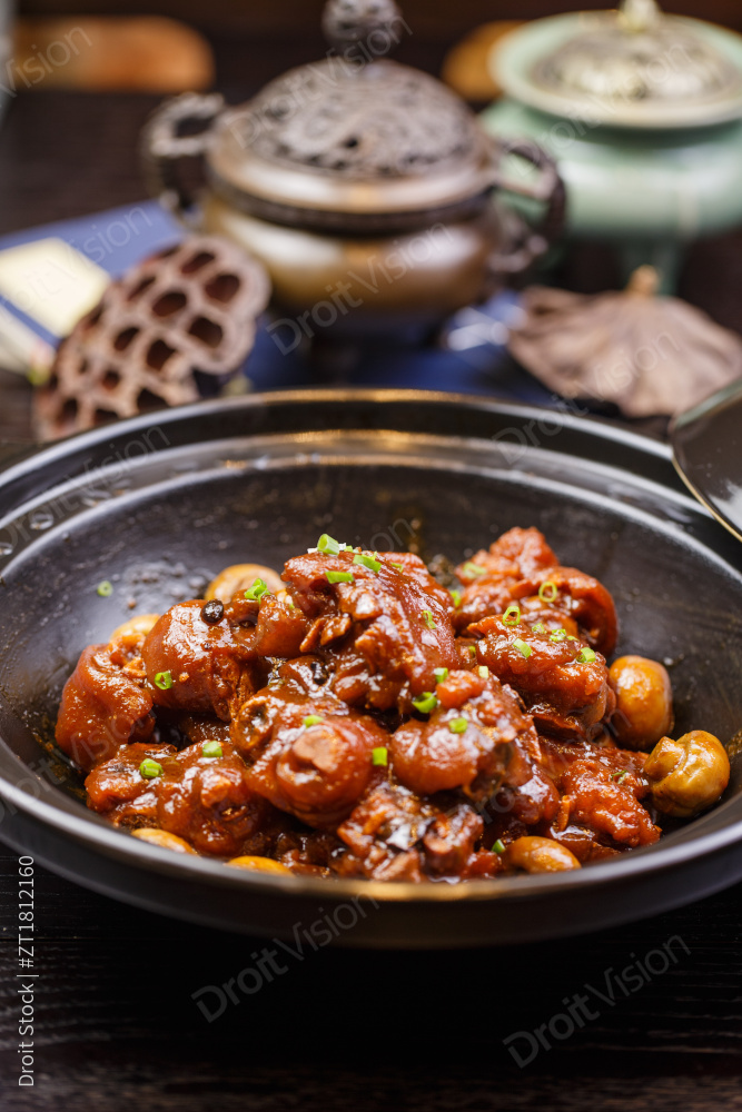 锅烧口蘑猪脚块图片