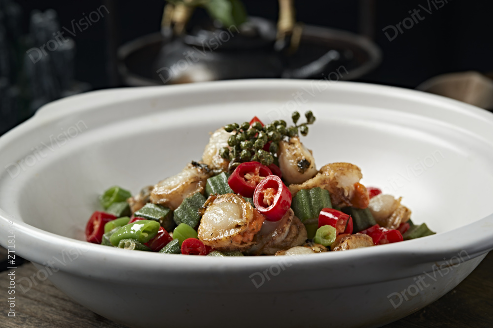 藤椒香辣爆炒秋葵扇贝丁图片