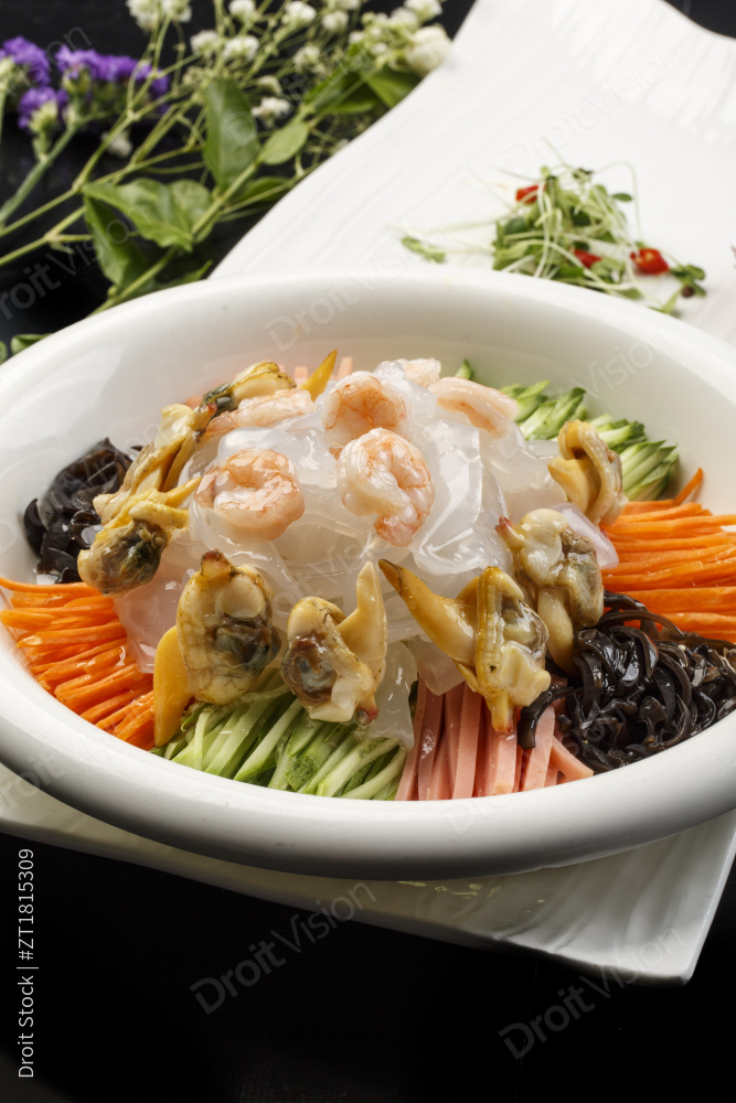 白色圆瓷盘装的海鲜大拉皮图片