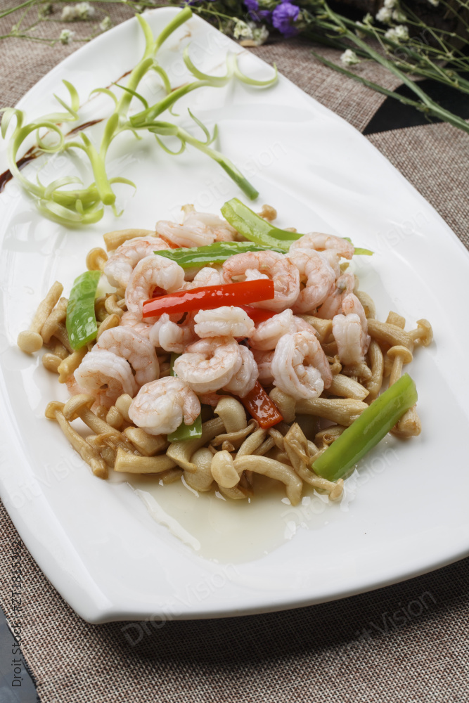 帆型白瓷盘装的山珍菌炒大虾仁图片