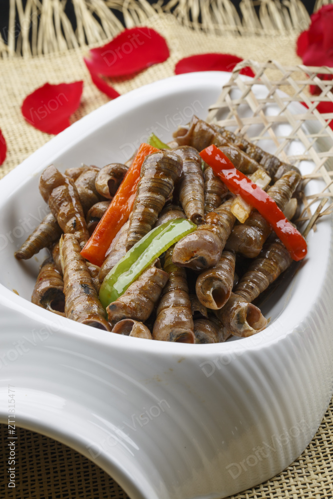 异形白瓷盘装的海鲜辣炒珍螺钉子螺图片