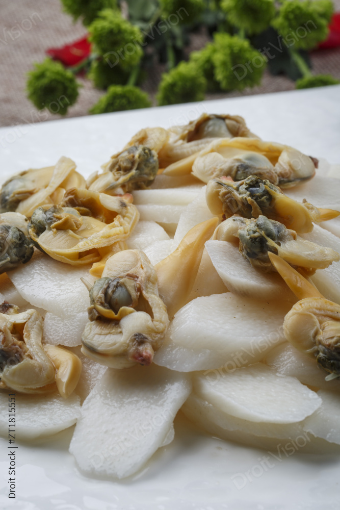 白色方瓷盘装的长山药蒸贻贝图片