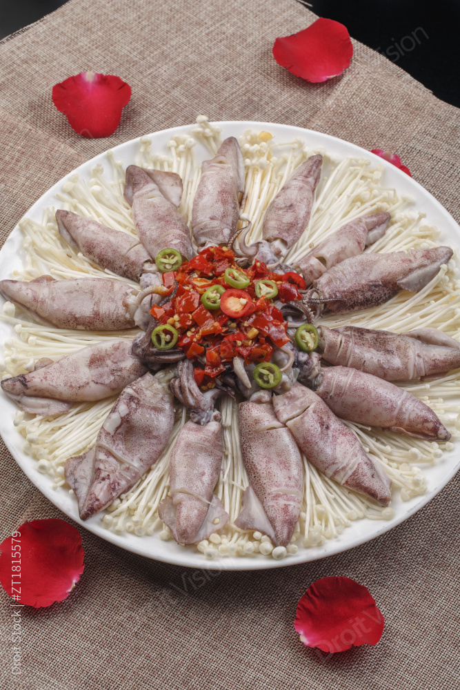 白色圆形瓷盘装的海鲜酱爆八爪鱼图片