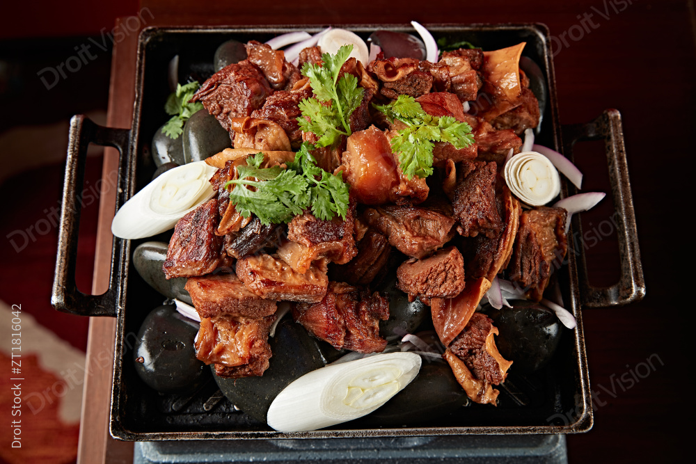 铁板鹅卵石葱香烧牛腩图片