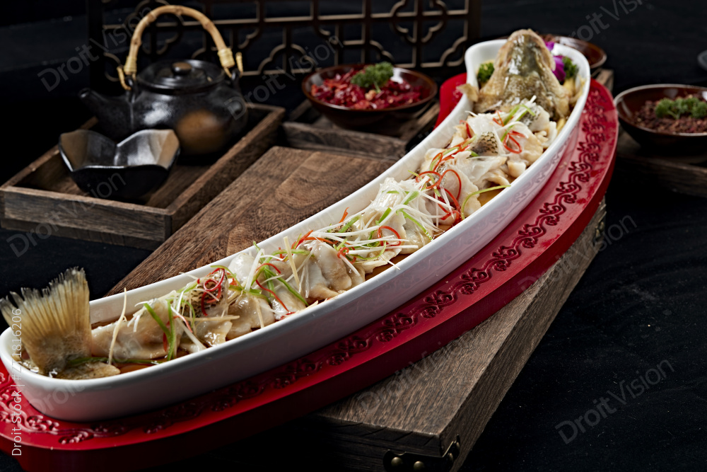 浇汁盘龙蒸鲈鱼图片