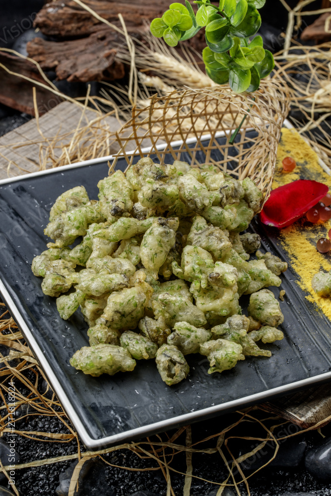 黑色石盘装的香酥香椿炸牡蛎图片