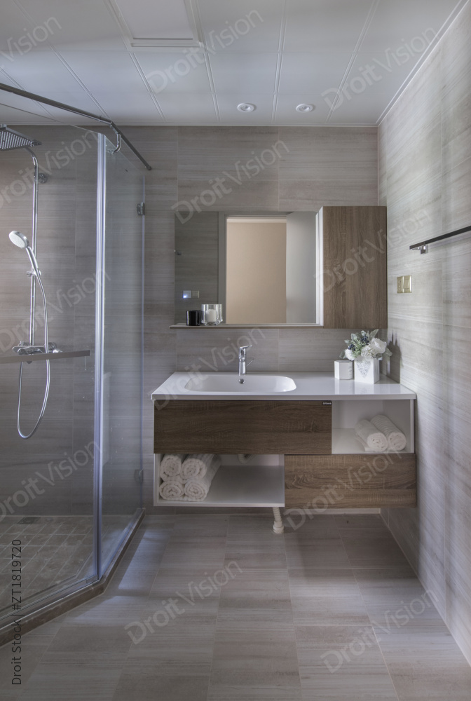 卫浴间：卫浴空间设计的优劣直接影响着生活的便捷性及幸福感，通过合理布局充分利用每一寸空间，即可实现干湿分离的淋浴房，同时拥有出色的收纳设计和高颜值实用性。图片