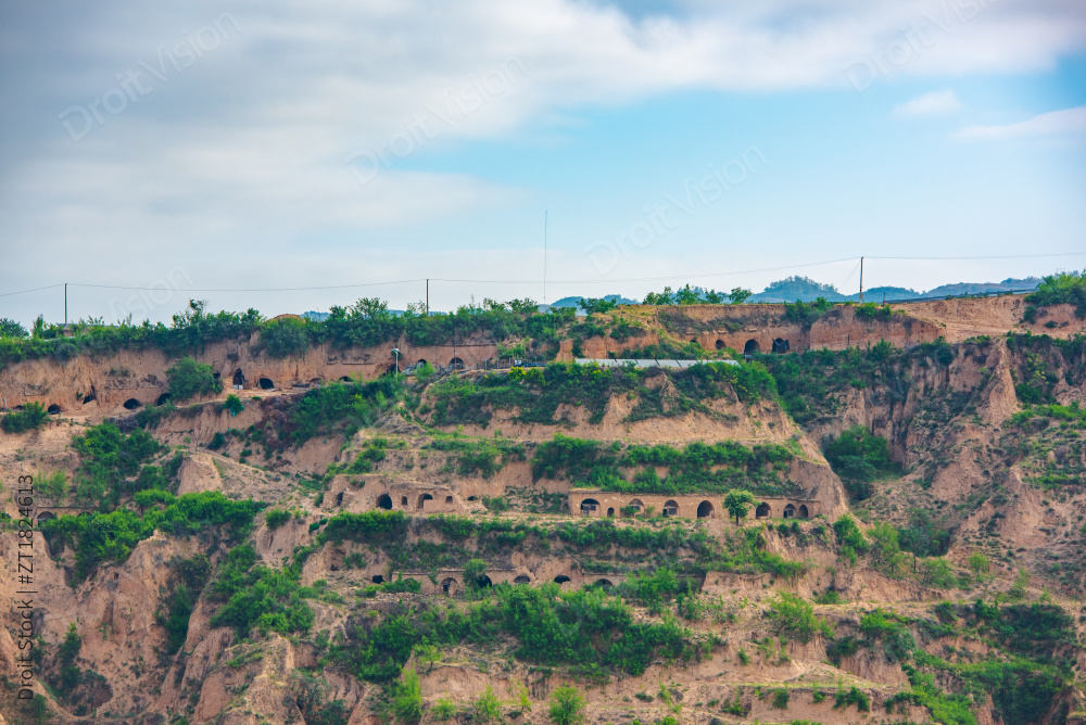 山西临汾黄土高原的窑洞人家图片