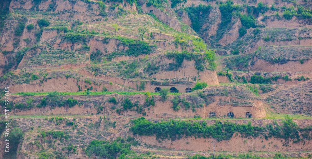 山西临汾黄土高原的窑洞人家图片