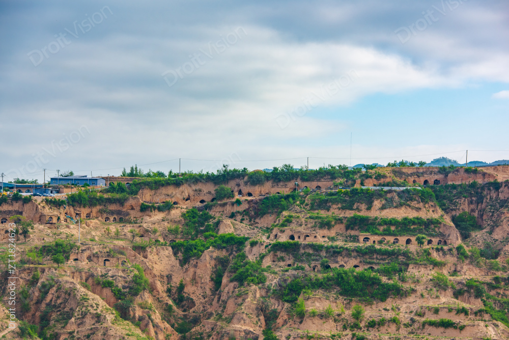 山西临汾黄土高原的窑洞人家图片