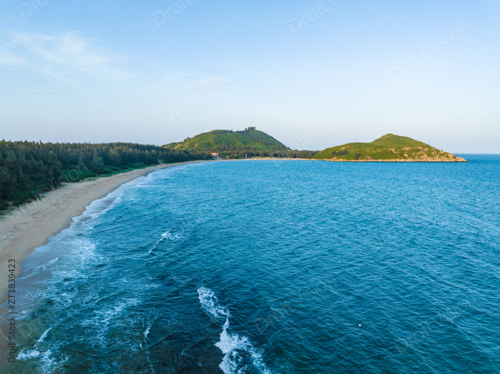 海南万宁大花角夏日海岸线航拍图片
