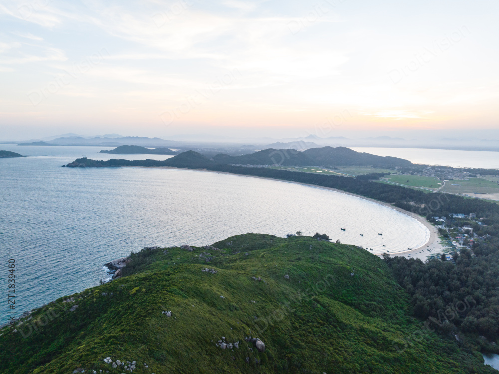 海南万宁大花角夏日海岸线航拍图片