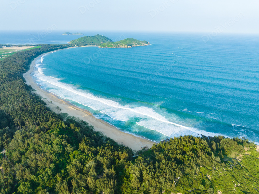海南万宁大花角夏日海岸线航拍图片