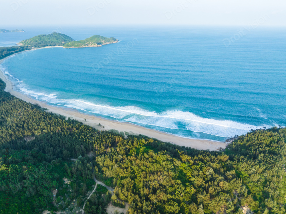 海南万宁大花角夏日海岸线航拍图片