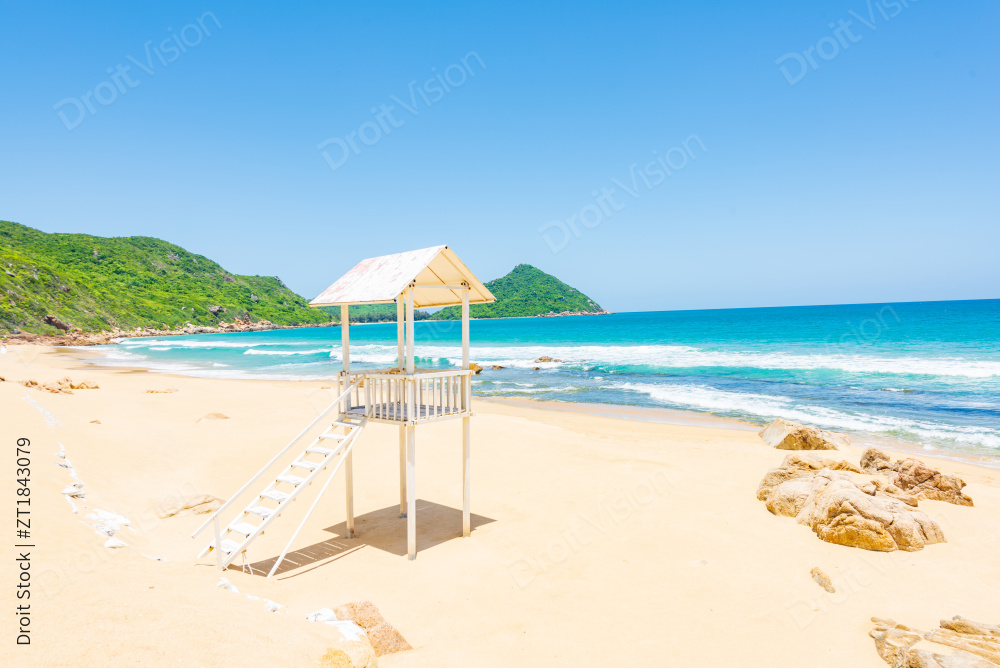 海南陵水呆呆岛夏日海滩白色小亭子图片