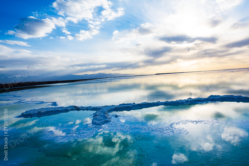 青海茫崖翡翠湖天空之镜美景图片