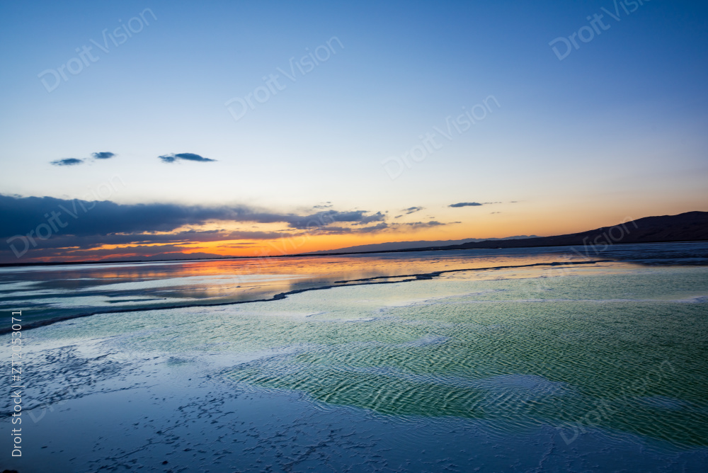 青海茫崖翡翠湖天空之镜美景图片