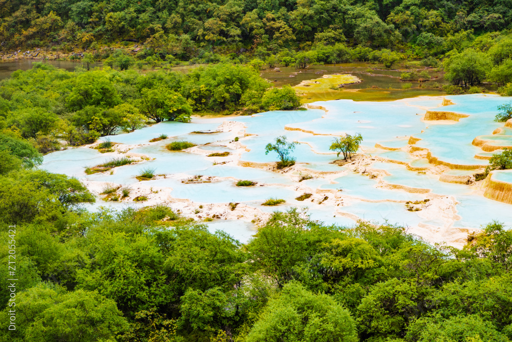 四川黄龙雨季瑶池美景图片