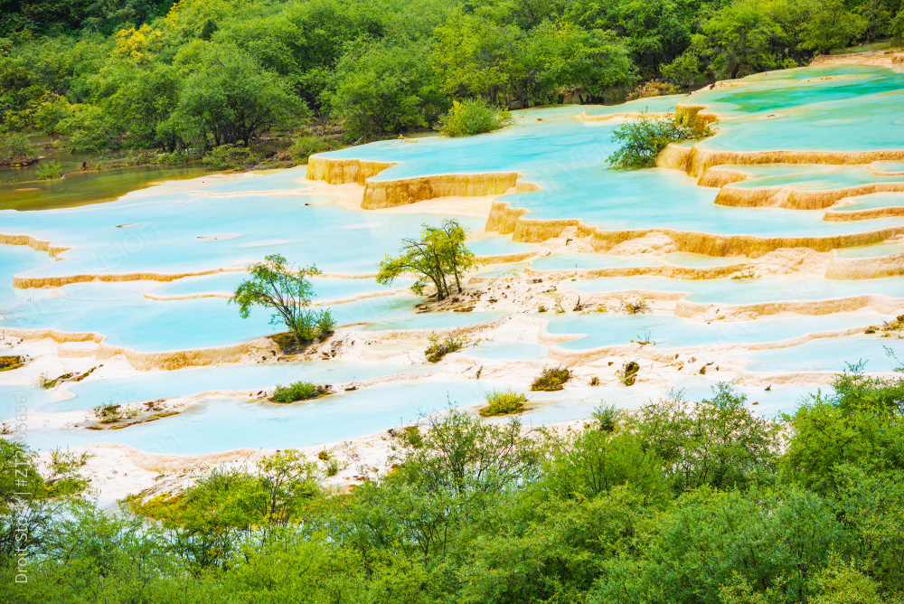 四川黄龙雨季瑶池美景图片