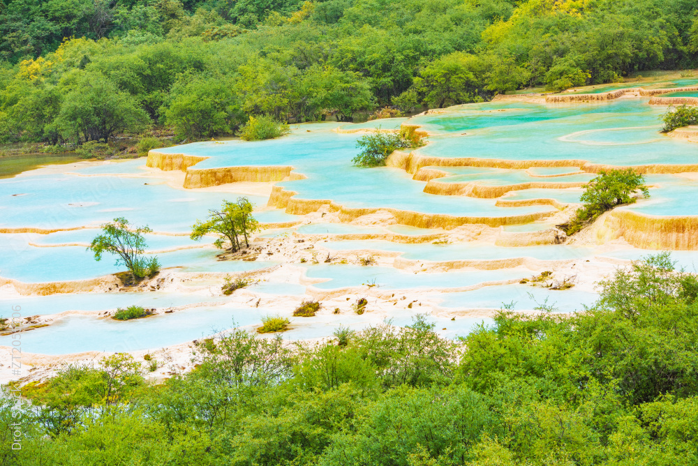 四川黄龙雨季瑶池美景图片