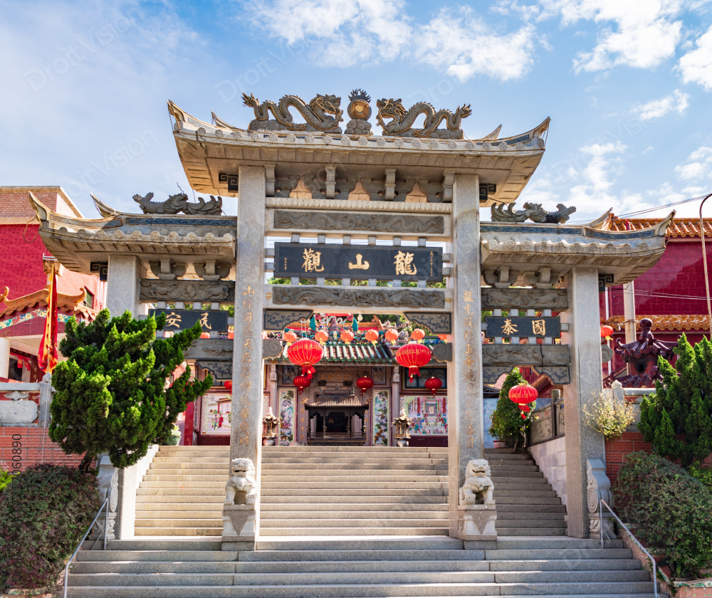 中国广东惠州惠东双月湾龙山观大门图片